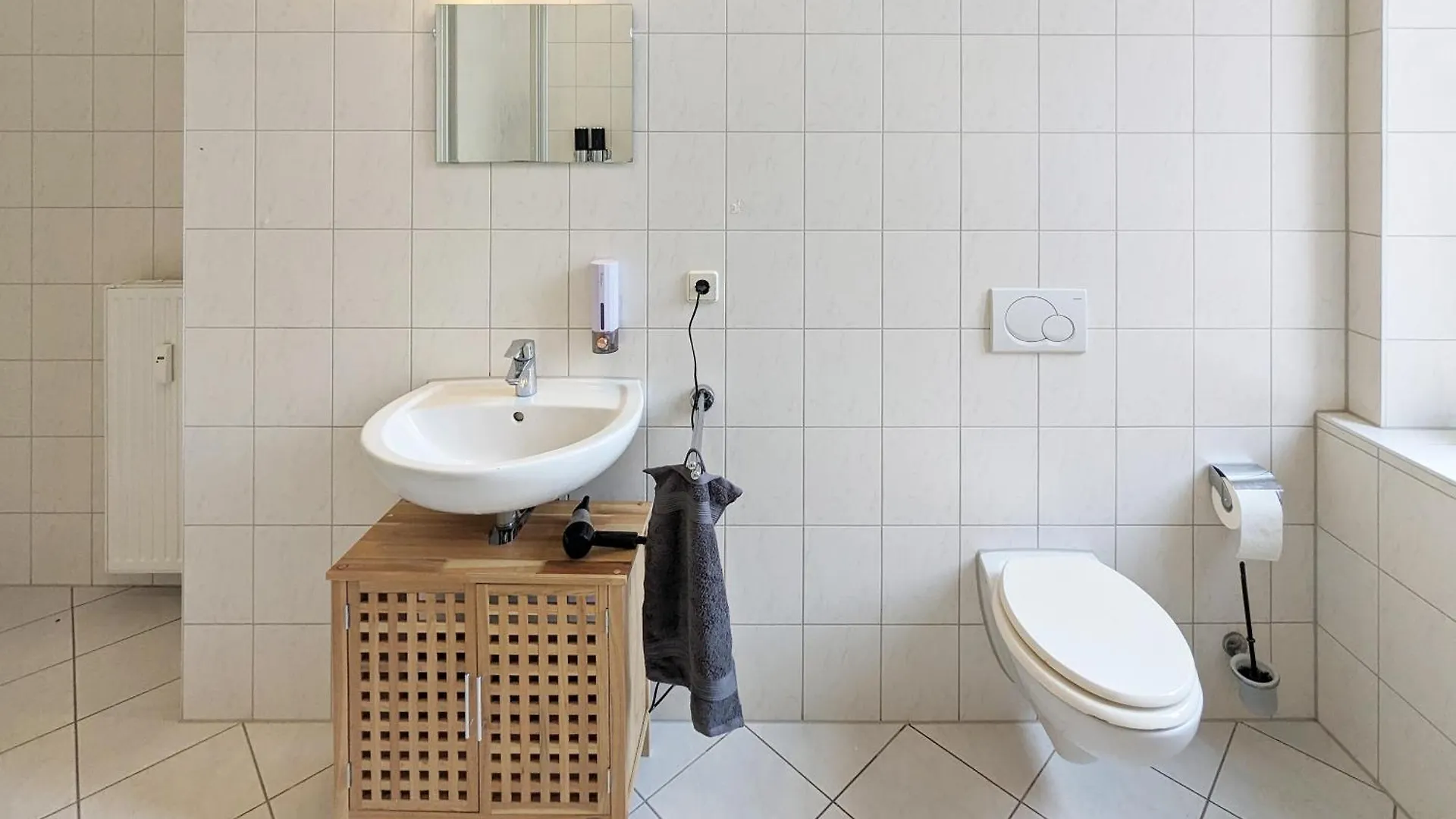 Monteurdreams-De Zentrale, Grosse 5Z Wohnung, 2 Baeder, Kueche Leipzig Apartment